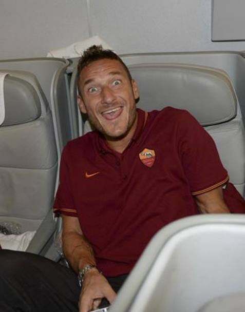 La Roma in volo per States: Francesco Totti se la ride. Ansa